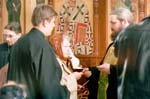 Иерей Петр раздает иконки св.Андрея. Увеличить.